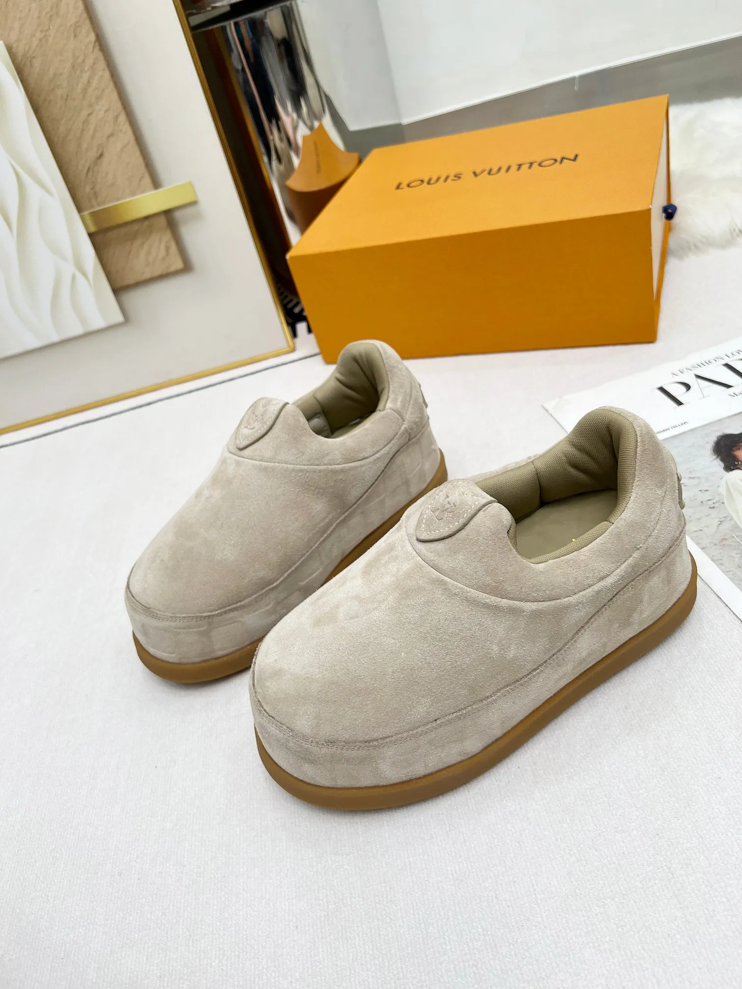 Factory direct sales p660🐘🐘Women's shoes, women's clothing louis vuitton (Louis Vuitton/lv)🔍Autumn and winter~Ugly little chubby, new shoe type YETI🔥🔥🔥🔥 Super street style bread shoes are here! ! ! Chubby is so cute~💞 What a great tool for showing off slim legs! The inner height is increased by 5 cm, the legs are longer and thinner, and the beef tendon bottom is super comfortable, suitable for couples 💞💞💞💞 Fabric: imported high mercerized ox velvet embossed craftsmanship Number of yards: 35-45 yards (46🉑custom-made, non-returnable)